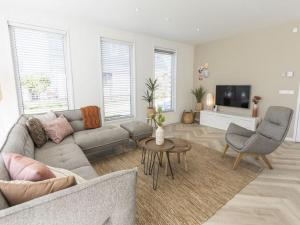 TV a/nebo společenská místnost v ubytování Serene Holiday Home in De Koog Texel with Sauna + 57 fotografií