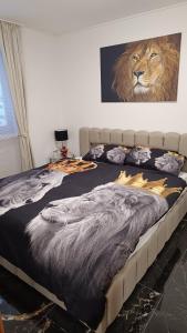 une chambre avec un lit avec un tableau représentant un lion dans l'établissement Adina Oase, à Rimbach