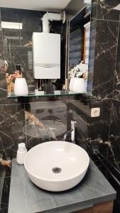 une salle de bains avec un lavabo blanc et un miroir dans l'établissement Adina Oase, à Rimbach