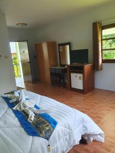 Μια τηλεόραση ή/και κέντρο ψυχαγωγίας στο Groovy Bungalows