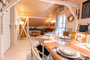 Posezení v ubytování LES AGUDES Télécabine 10min à pied + 12 fotografií