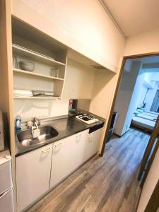 Kuchyň nebo kuchyňský kout v ubytování 8Close to the station, 2 stations can be used, spacious space, maximum 5 people