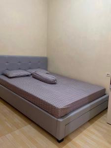 Ένα ή περισσότερα κρεβάτια σε δωμάτιο στο Homestay Elisa di tengah kota Malang