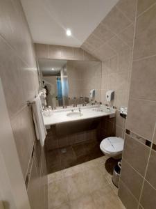 Un baño de Q Ella Beach Hotel