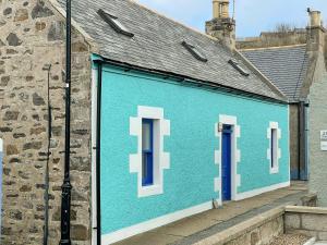 un edificio con pintura azul en el costado. en Jebel, en Cullen