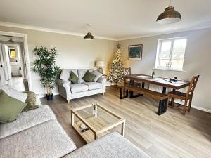ein Wohnzimmer mit Sofa und Tisch in der Unterkunft Castle View, Cosy Stay in Strood