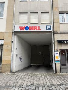 班贝格BM Rooms Innenstadt - Große Moderne City Apartments mit eigenem Bad im Herzen der Stadt的一座带停车场的建筑,设有停车库