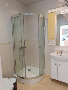 Et badeværelse på Sun City Apartments