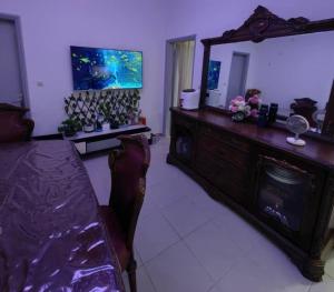 Μια τηλεόραση ή/και κέντρο ψυχαγωγίας στο Chambre Meublée