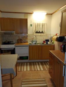 Η κουζίνα ή μικρή κουζίνα στο Stuga Lucy i Hassela -naturupplevelser