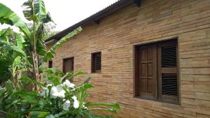 ein Backsteingebäude mit einem Seitenfenster in der Unterkunft Chalé Lameirao in Mulungu