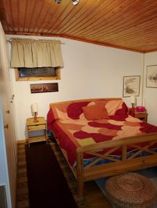 Ένα ή περισσότερα κρεβάτια σε δωμάτιο στο Stuga Lucy i Hassela -naturupplevelser