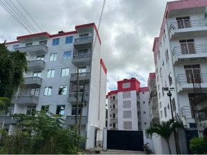un gruppo di edifici alti in una città di PR Home Mtwapa Pride Apartments a Mombasa