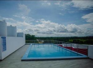 ein großes Schwimmbad auf dem Dach eines Gebäudes in der Unterkunft PR Home Mtwapa Pride Apartments in Mombasa