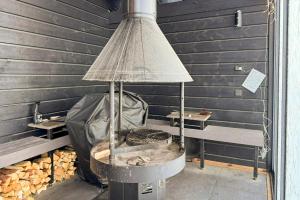 Holiday Villa Rento في Himos: شواية معلقة مزودة بإضاءة في أعلاها