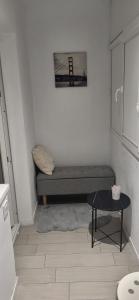 a small room with a bench and a picture on the wall at Spania Studio in Craiova