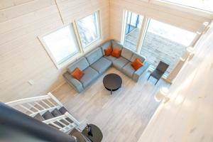 Holiday Villa Rento في Himos: إطلالة علوية لغرفة معيشة مع أريكة وكراسي