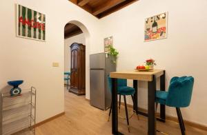 Joy in Florence في فلورنسا: مطبخ مع طاولة وثلاجة