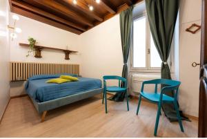 Joy in Florence في فلورنسا: غرفة نوم بسرير وكرسيين ازرق