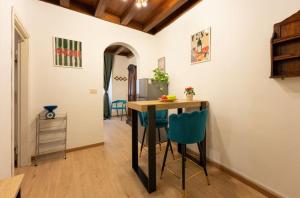 Joy in Florence في فلورنسا: مطبخ وغرفة طعام مع طاولة وكراسي