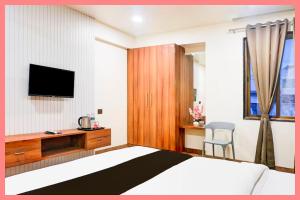 Galería fotográfica de Hotel Ganga Premium Palace Near Shri Syta Narayani Maraj Temple - Lift # Room Service and Parking facilities - Fully Air conditioning Luxuary Room - Top Rated Hotel In Mathura en Mathura