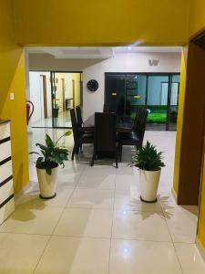 a dining room with chairs and a table with plants at Styled bed and breakfast in Palatswe +6 photos