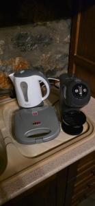 uma cafeteira e uma torradeira no balcão em Cozy Stone Retreat em Palaios Agios Athanasios