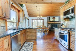 cocina grande con armarios de madera y comedor en 3 Spyglass, en Sunriver