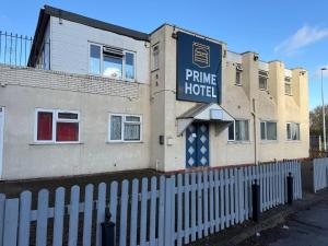 Una valla blanca frente a un hotel de primera en Prime Hotel, en Birmingham