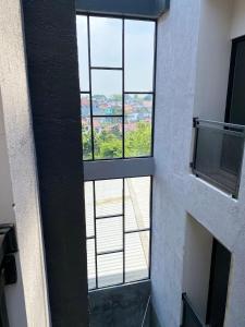 万隆Moonstone的从带窗户的建筑的顶层欣赏美景