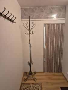 ein Zimmer mit Garderobe und Tür in der Unterkunft Cozy Žemaitės gatvė in Telšiai