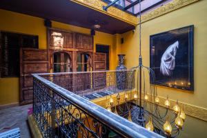 pokój z balkonem, na którym stoi wazon w obiekcie Dar Khmissa Riad & Spa w Marakeszu
