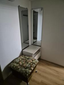 una stanza vuota con due specchi e un pouf di Cozy Žemaitės gatvė a Telšiai 1 altra foto