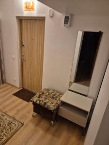 una piccola stanza con una sedia e una porta di Cozy Žemaitės gatvė a Telšiai