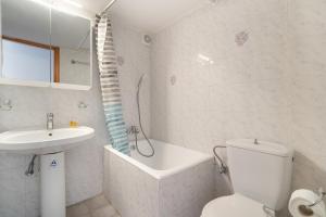 Et badeværelse på Anna's Apartment 4 Sea View Stay 3p + 18 billeder