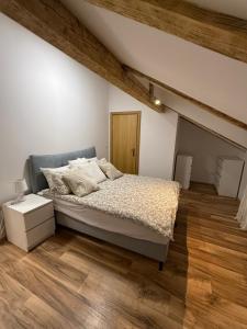 En eller flere senge i et værelse på Villa S&S