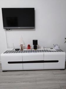 Μια τηλεόραση ή/και κέντρο ψυχαγωγίας στο MG Apartament Elfów