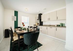 Η κουζίνα ή μικρή κουζίνα στο Superb 4BR New House