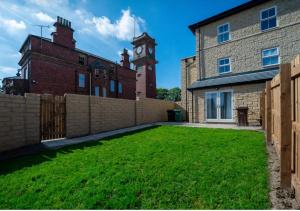 Κήπος έξω από το Superb 4BR New House