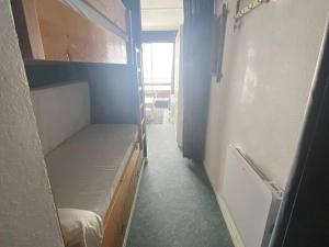 Una habitación con dos literas y un pasillo. en Studio cosy pour 4 avec balcon et Wi-Fi, accès direct aux pistes - FR-1-602-59, en Arette
