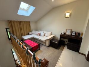 ラズロクにあるSunny Duplex, Mountain Views, Spa Access, Near Bansko, Terra Complexのソファとテーブルのあるリビングルーム +12枚の写真