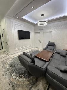 una sala de estar con un sofá y una mesa en Kvartira, en Irvadan