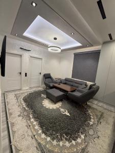 una sala de estar con un sofá y una mesa en Kvartira, en Irvadan