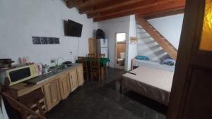una camera con letto e forno a microonde di La morocha a Corrientes