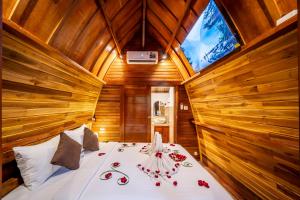 ギャニャールにあるOemah Ubud - Waterfallの木製の部屋にベッド1台が備わるベッドルーム1室があります。