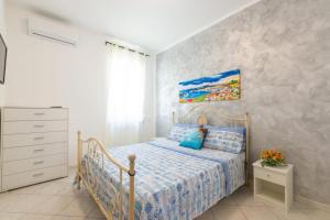 a bedroom with a bed and a painting on the wall at In pieno centro vicino al mare in Ischia Town