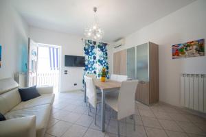 a living room with a table and a couch at In pieno centro vicino al mare in Ischia Town