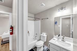 ein weißes Badezimmer mit Toilette und Waschbecken in der Unterkunft McKinney 4BR, Family OR Work , Near Frisco & Allen in McKinney + 26 Fotos