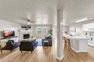 ein Wohnzimmer mit Sofa und Tisch in der Unterkunft McKinney 4BR, Family OR Work , Near Frisco & Allen in McKinney