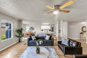 ein Wohnzimmer mit einer Couch und einem Deckenventilator in der Unterkunft McKinney 4BR, Family OR Work , Near Frisco & Allen in McKinney